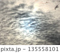 薄雲越しに差し込む光のある空 135558101