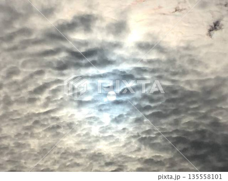 薄雲越しに差し込む光のある空 135558101