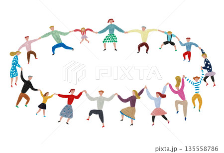 手描きイラスト　輪になって踊る大人と子供 135558786