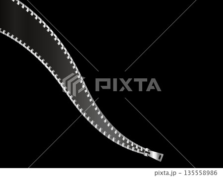 高級感のあるファスナーの背景　ブラック＆シルバー 135558986