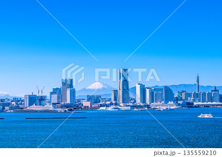 日本の横浜都市景観ⅡⅢ珍景…横浜一望。日本の豪華客船2隻・飛鳥Ⅱと飛鳥Ⅲ、奥に富士山。豪華客船時代へ 日本の横浜都市景観ⅡⅢ珍景…横浜一望。日本の豪華客船2隻・飛鳥Ⅱと飛鳥Ⅲ、奥に富士山。豪華客船時代へ 135559210