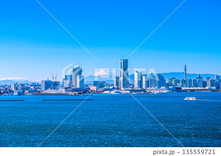 日本の横浜都市景観ⅡⅢ珍景…横浜一望。日本の豪華客船2隻・飛鳥Ⅱと飛鳥Ⅲ、奥に富士山。豪華客船時代へ 135559721
