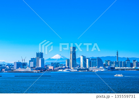 日本の横浜都市景観ⅡⅢ珍景…横浜一望。日本の豪華客船2隻・飛鳥Ⅱと飛鳥Ⅲ、奥に富士山。豪華客船時代へ 135559731