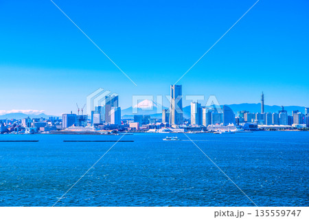 日本の横浜都市景観ⅡⅢ珍景…横浜一望。日本の豪華客船2隻・飛鳥Ⅱと飛鳥Ⅲ、奥に富士山。豪華客船時代へ 日本の横浜都市景観ⅡⅢ珍景…横浜一望。日本の豪華客船2隻・飛鳥Ⅱと飛鳥Ⅲ、奥に富士山。豪華客船時代へ 135559747