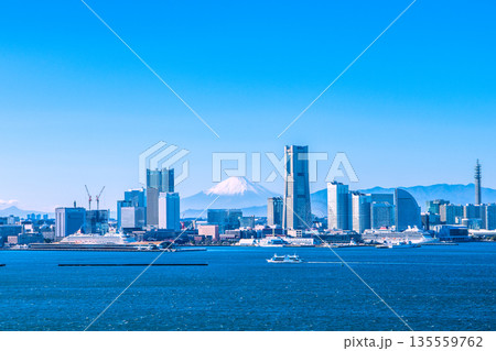 日本の横浜都市景観ⅡⅢ珍景…横浜一望。日本の豪華客船2隻・飛鳥Ⅱと飛鳥Ⅲ、奥に富士山。豪華客船時代へ 135559762