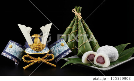 端午の節句 兜とちまきと大福 こどもの日 和菓子 あんこ 五月人形 日本の伝統行事 黒背景 物撮り 135559908