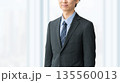 笑顔の男性ビジネスマン 135560013