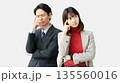 考えごとをする男女2人のビジネスマン 135560016