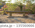 ハイキングコースに設置されたベンチ 135560666