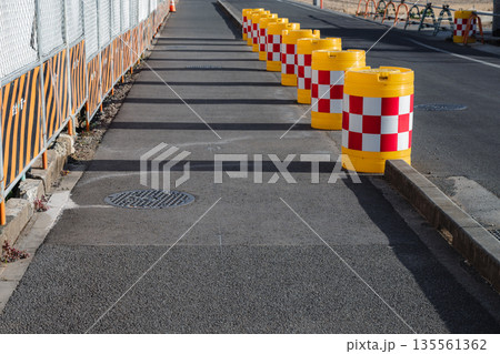 建設現場前に設置した保安用品 135561362