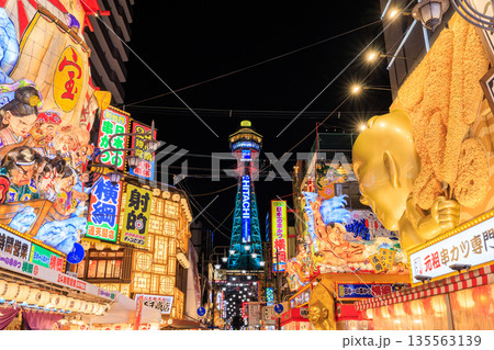 大阪新世界の通天閣の夜景 (大阪府大阪市浪速区) 135563139
