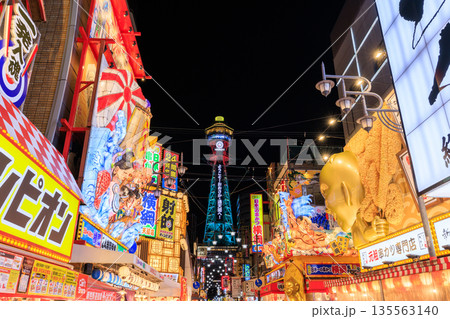 大阪新世界の通天閣の夜景 (大阪府大阪市浪速区) 大阪新世界の通天閣の夜景 (大阪府大阪市浪速区) 135563140
