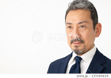 スーツを着たミドルビジネスマン 135564819