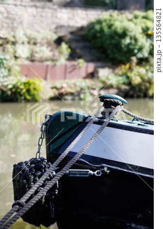 イギリスの運河に係留されたボートの船頭 イギリスの運河に係留されたボートの船頭 135564821