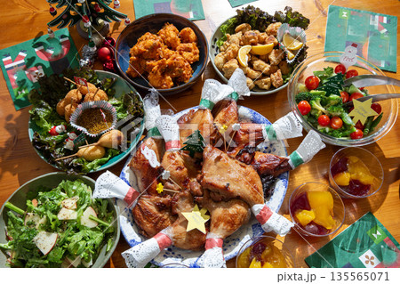 クリスマスホームパーティーの料理 クリスマスホームパーティーの料理 135565071