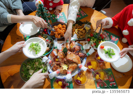 クリスマスホームパーティー、料理を取る クリスマスホームパーティー、料理を取る 135565073