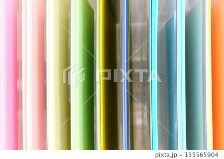 きれいなカラーペーパー 135565904