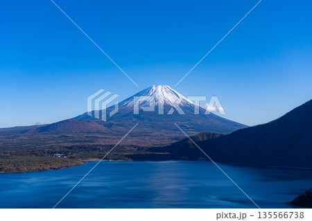 【富士山素材】中ノ倉峠から見る千円札に描かれた富士山と本栖湖【山梨県】 135566738
