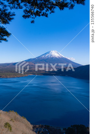 【富士山素材】中ノ倉峠から見る千円札に描かれた富士山と本栖湖【山梨県】 135566740