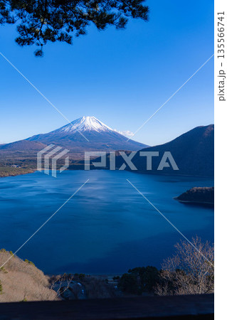 【富士山素材】中ノ倉峠から見る千円札に描かれた富士山と本栖湖【山梨県】 【富士山素材】中ノ倉峠から見る千円札に描かれた富士山と本栖湖【山梨県】 135566741