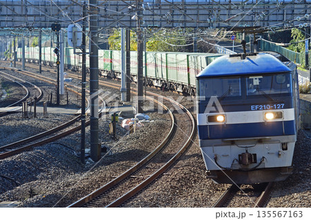東海道本線　東戸塚－保土ケ谷　JR貨物　EF210-127（岡山） 135567163