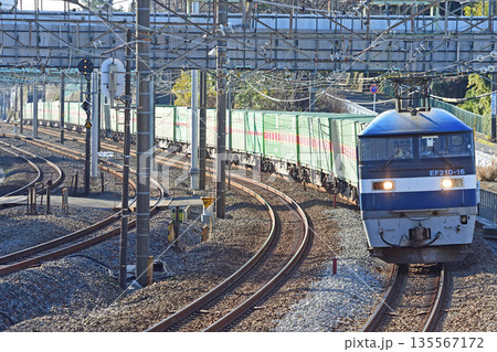東海道本線　東戸塚－保土ケ谷　JR貨物　EF210-16（岡山） 135567172