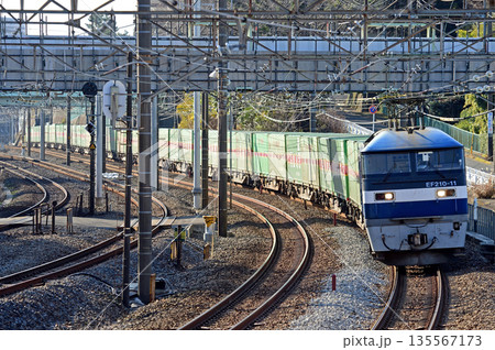 東海道本線　東戸塚－保土ケ谷　JR貨物　EF210-11（岡山） 135567173