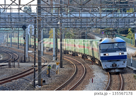 東海道本線　東戸塚－保土ケ谷　JR貨物　EF210-2（岡山） 135567178