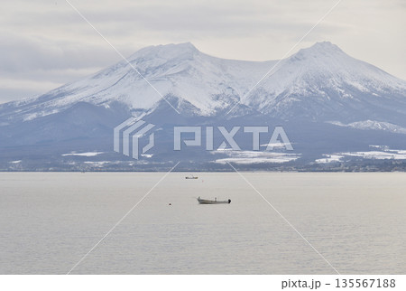 冬の北海道八雲町で雪の駒ヶ岳と漁をする磯船の風景を撮影 冬の北海道八雲町で雪の駒ヶ岳と漁をする磯船の風景を撮影 135567188
