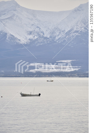 冬の北海道八雲町で雪の駒ヶ岳と漁をする磯船の風景を撮影 冬の北海道八雲町で雪の駒ヶ岳と漁をする磯船の風景を撮影 135567190