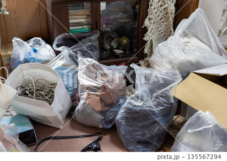 たくさんの物が散らかっている実家整理中の片付け途中の部屋 135567294