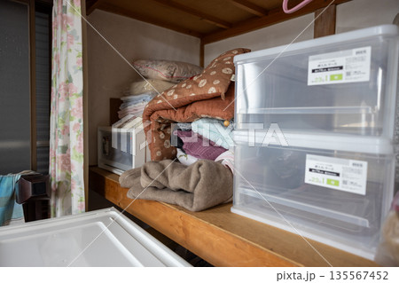 実家の押し入れの中 135567452