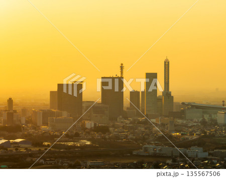 空撮「埼玉県」さいたま新都心と夕日の風景　さいたま市 135567506