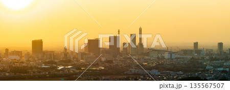 空撮「埼玉県」さいたま新都心と夕日の風景　さいたま市 135567507