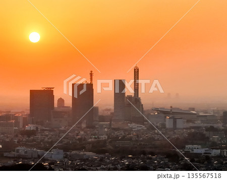 空撮「埼玉県」さいたま新都心と夕日の風景 さいたま市 空撮「埼玉県」さいたま新都心と夕日の風景 さいたま市 135567518
