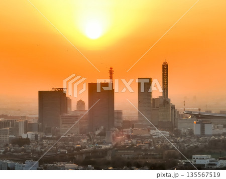 空撮「埼玉県」さいたま新都心と夕日の風景　さいたま市 135567519