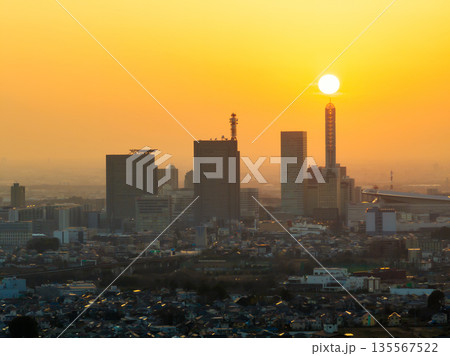 空撮「埼玉県」さいたま新都心と夕日の風景　さいたま市 135567522