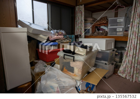 実家じまい中で片付け中の散らかった部屋 135567532