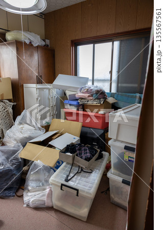 遺品整理中の部屋 遺品整理中の部屋 135567561