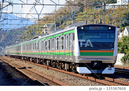 東海道本線　二宮－大磯　JR東日本　E233系3000番台　E-67編成（小山） 135567608
