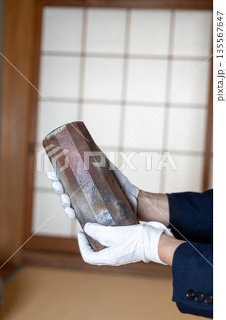 実家整理をしたときに見つかった骨董品を鑑定してもらっているところ 135567647