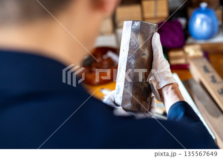 実家整理をしたときに見つかった骨董品を鑑定してもらっているところ 135567649