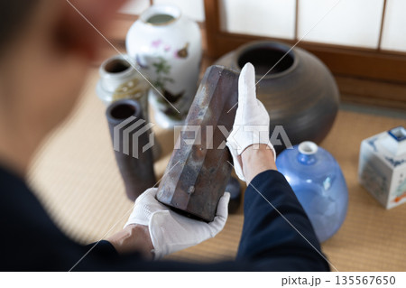 実家整理をしたときに見つかった骨董品を鑑定してもらっているところ 135567650
