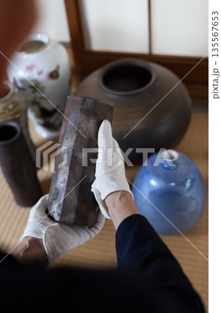 実家整理をしたときに見つかった骨董品を鑑定してもらっているところ 実家整理をしたときに見つかった骨董品を鑑定してもらっているところ 135567653