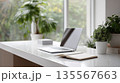 在宅勤務・テレワークに使えるクリーンなデスクとノートパソコンのワークスペース背景素材 135567663