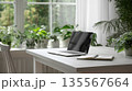在宅勤務・テレワークに使えるクリーンなデスクとノートパソコンのワークスペース背景素材 135567664