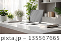 在宅勤務・テレワークに使えるクリーンなデスクとノートパソコンのワークスペース背景素材 135567665