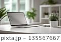 在宅勤務・テレワークに使えるクリーンなデスクとノートパソコンのワークスペース背景素材 135567667