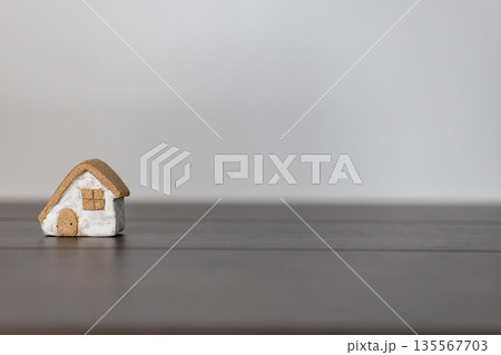 素焼き陶器の小さなかわいいおうち 135567703