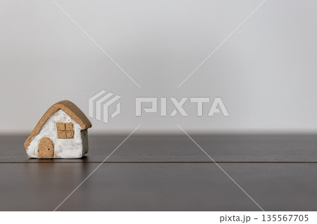 素焼き陶器の小さなかわいいおうち 素焼き陶器の小さなかわいいおうち 135567705